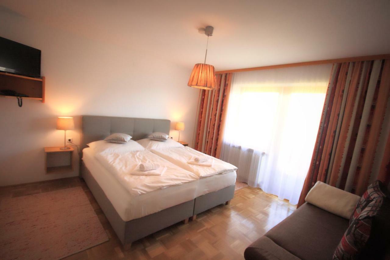 Hotel Pension Eichenhof Ried im Zillertal Eksteriør billede